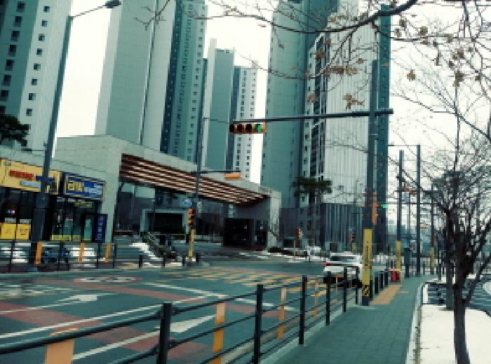 * 도로 및 아파트 전경