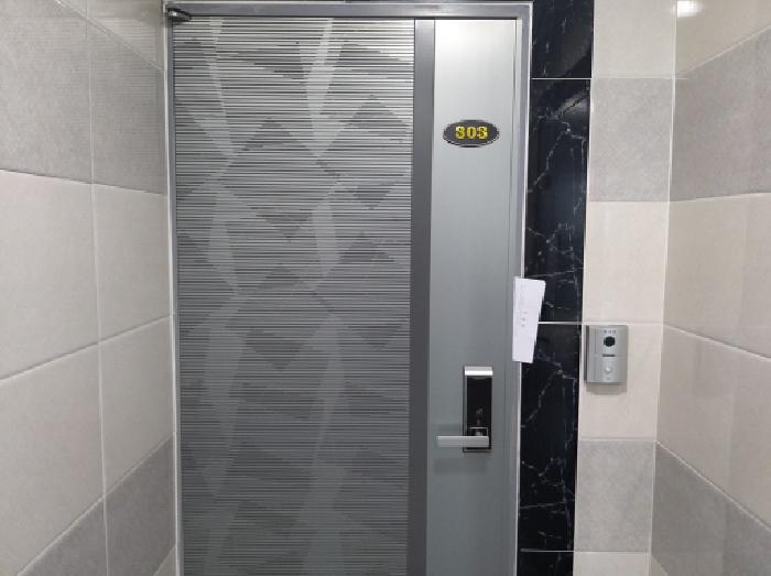 * 본건 목적물 전경(303호 현관문)