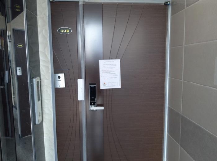 * 본건 목적물 전경(402호 현관문)