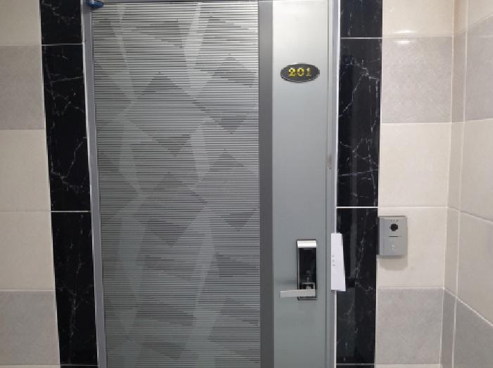 * 본건 목적물 전경(201호 현관문)