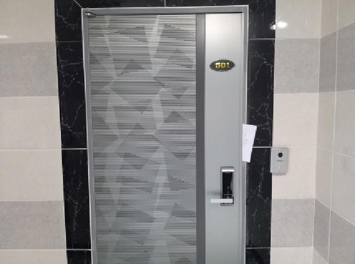 * 본건 목적물 전경(301호 현관문)