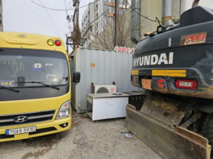 4번물건 지상에 제시외로 컨테이너박스 1동 소재함.