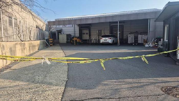 부동산목록 1,2번 : 진입로 출입금지용 철망이 쳐있음