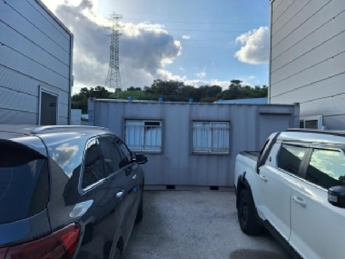 지상에 컨테이너 1동 소재함