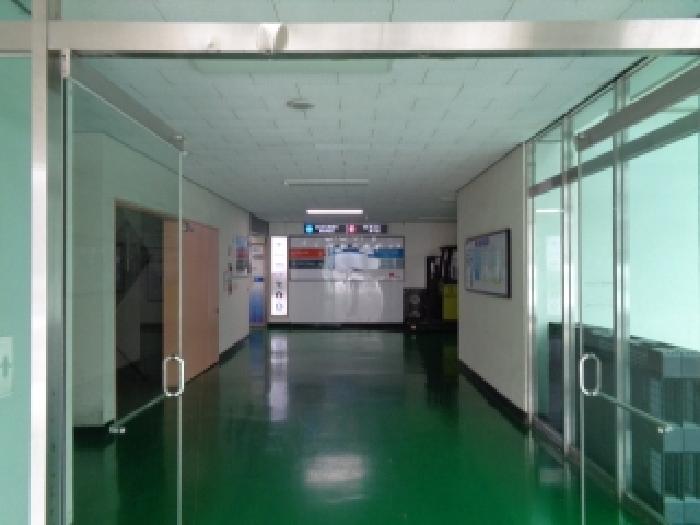 1층 출입구 복도 