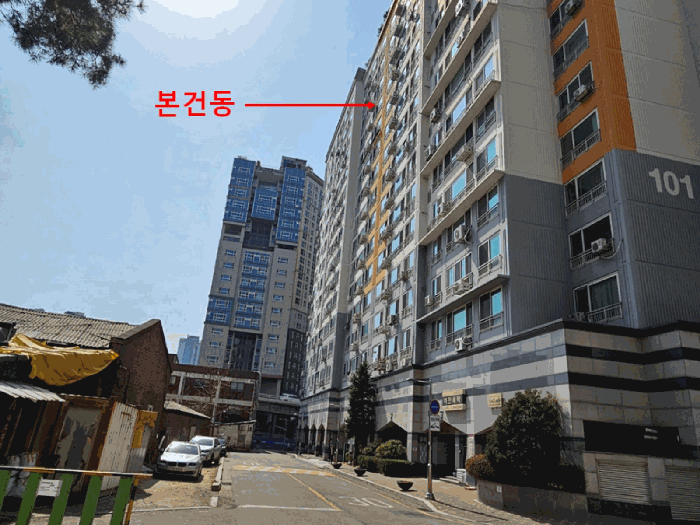 [본건 동측 도로변 주위환경2]