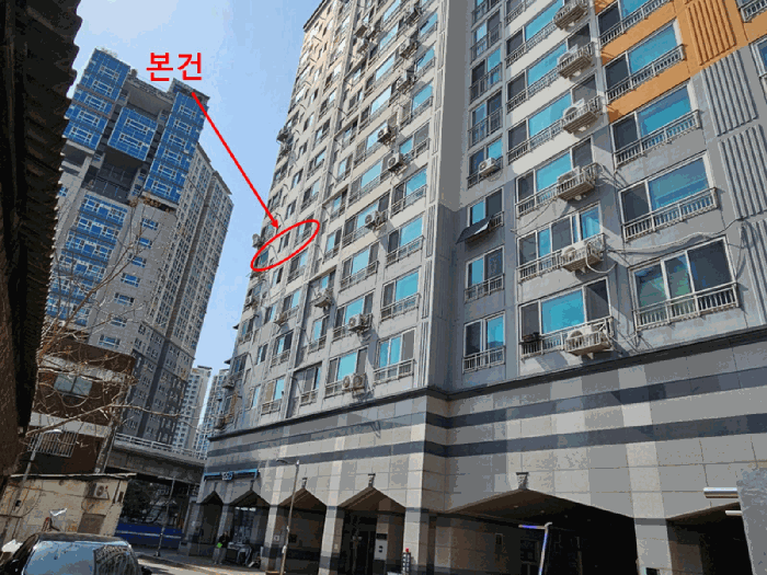 [본건 동측 외부전경]