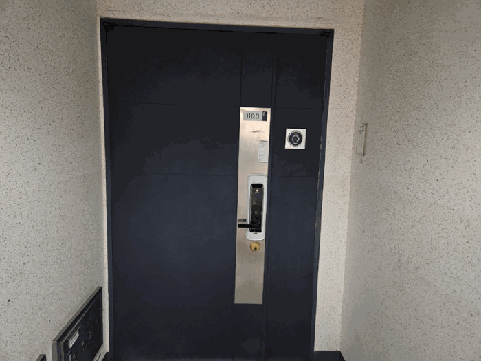 [본건 세대 현관문]