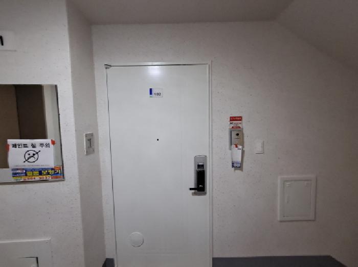 102호 출입구