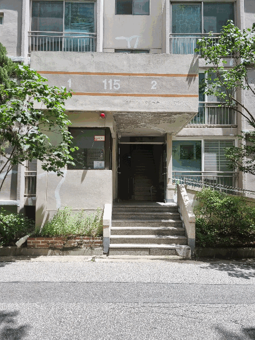 본건 건물(115동) 1층 현관 전경