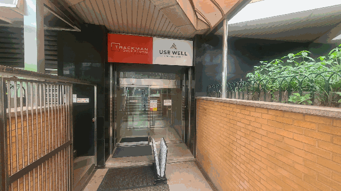 비동 아파트 들어가는 출입구