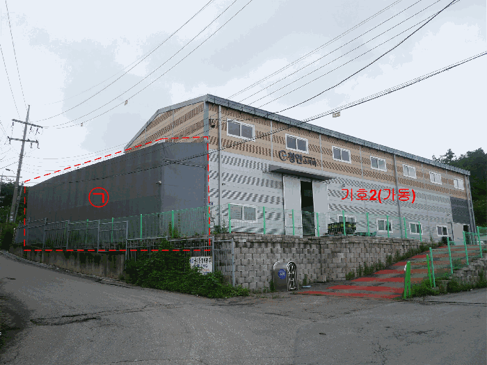 기호2 건물 및 제시외물건㉠(남동측에서 촬영)