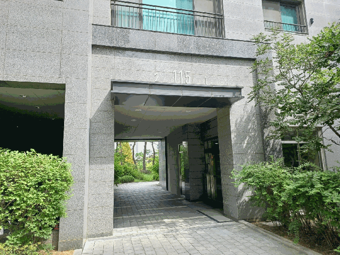 본건 공동출입구 전경