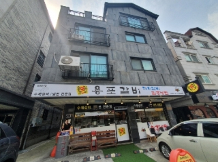 해당 건물 전경(1층 상가, 2층부터 4층은 다가구주택)