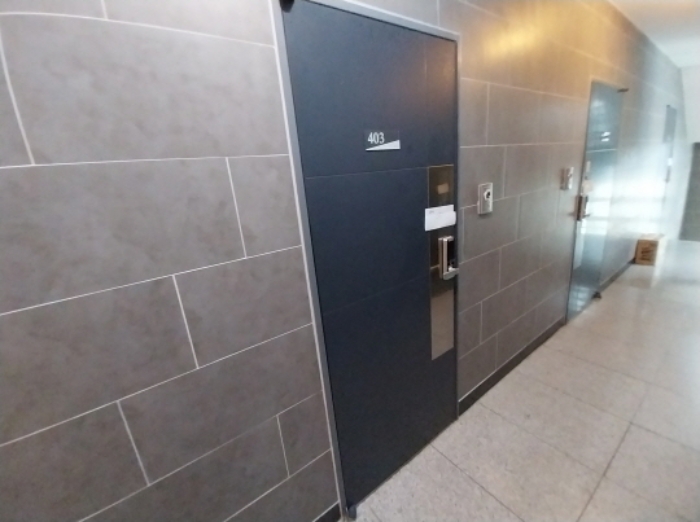 403호 입구 