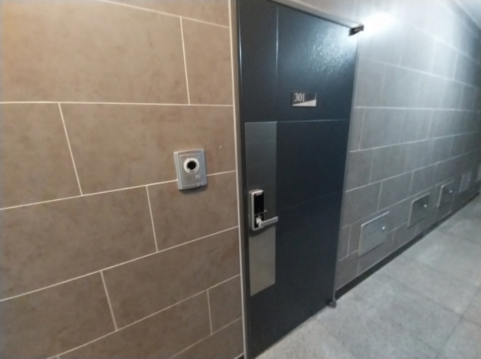 301호 입구 