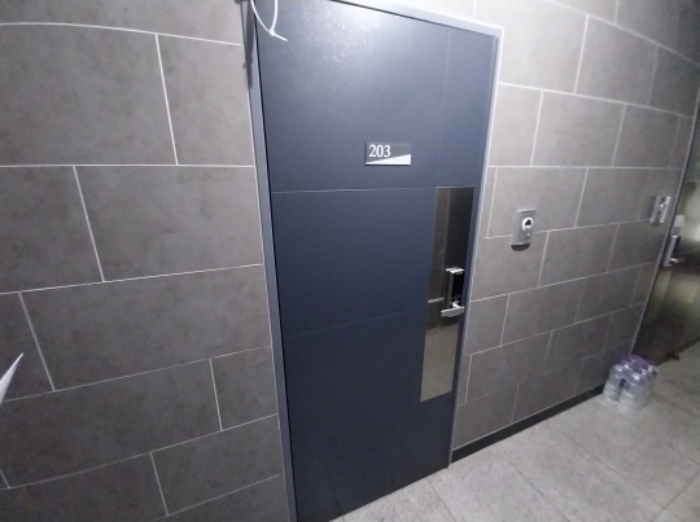 203호 입구 
