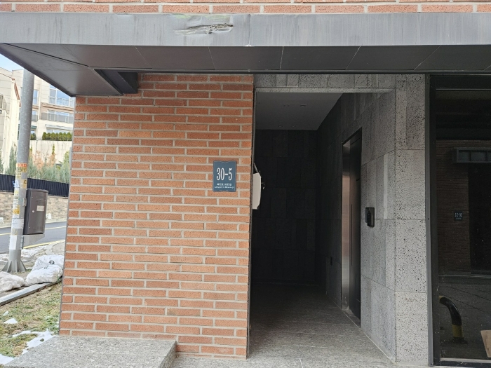 지하1층 출입문