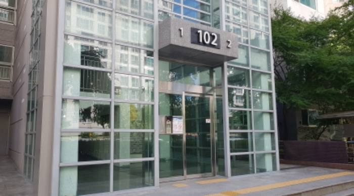 * 본건 목적물 소재 동 공동출입구 전경