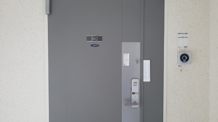 * 본건 목적물 302호 현관문 전경