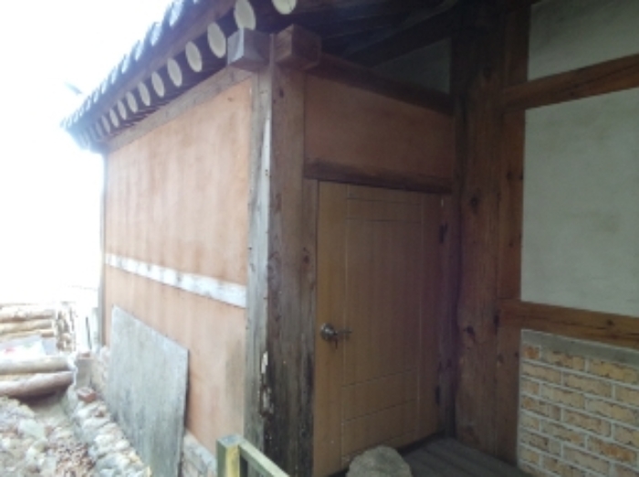 기호 5번(단층주택)과 일체형으로 사용중인 제시외 목조 기와지붕 찜질방