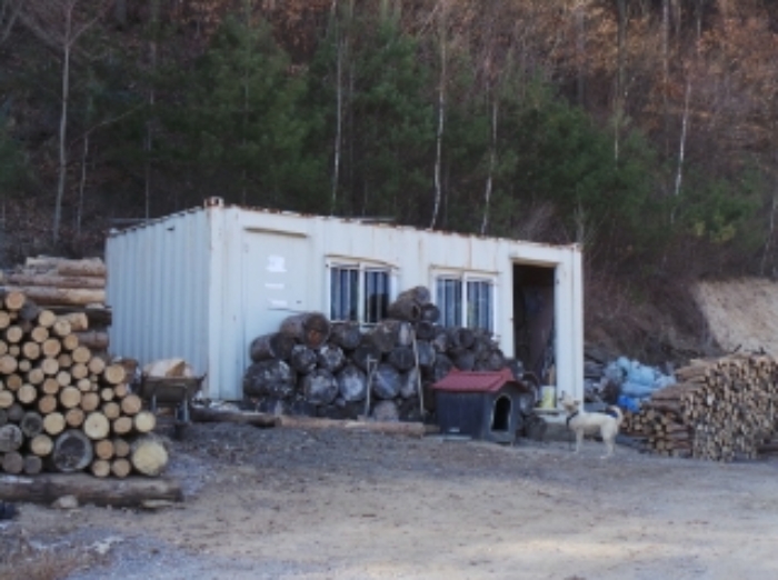기호 3번 지상에 소재하는 것으로 보이는 제시외 이동가능한 컨테이너