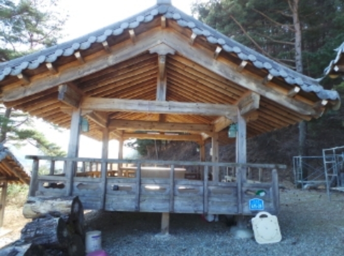 기호 4번 지상에 소재하는 것으로 보이는 제시외 목조 기와지붕 정자