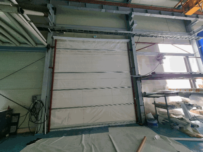 제시외 건물 3-5 차량출입문(내부전경)