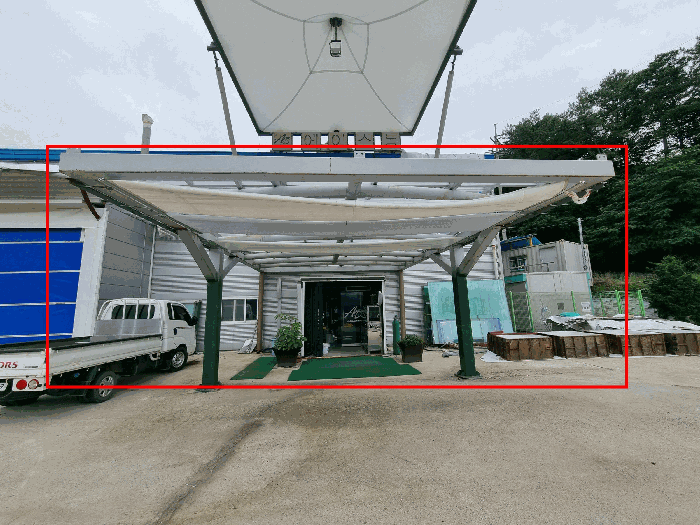 사무실 출입구쪽 이동가능한 4개 기둥위 철구조물
(평가제외)