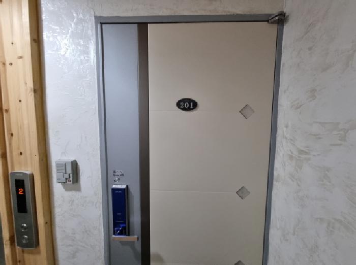201호 현관문