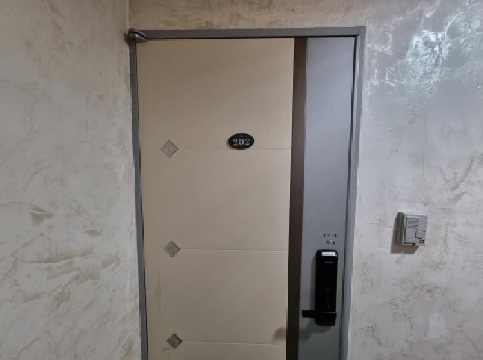 202호 현관문