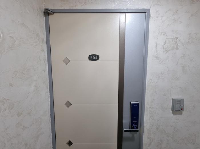 204호 현관문