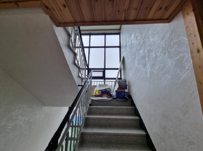 옥상으로 가는 계단