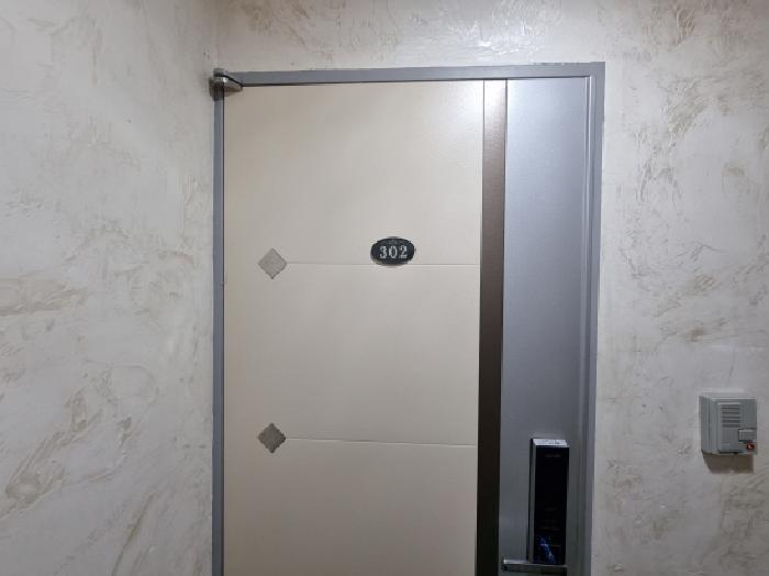 302호 현관문