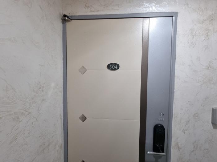 304호 현관문