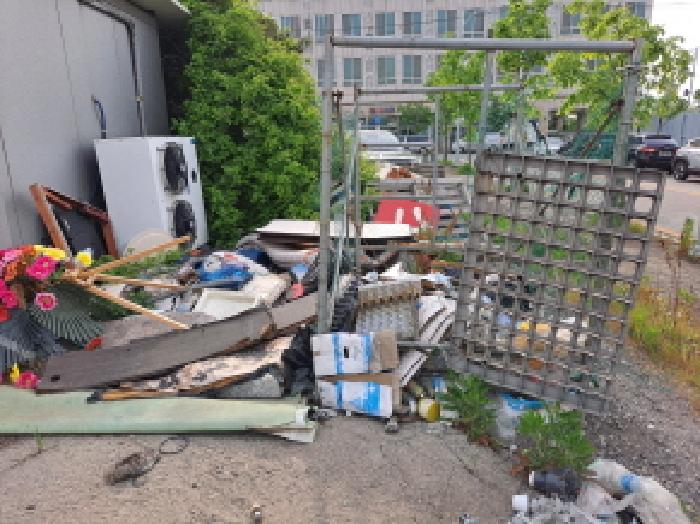 북서쪽 철재 쓰,레기장 등