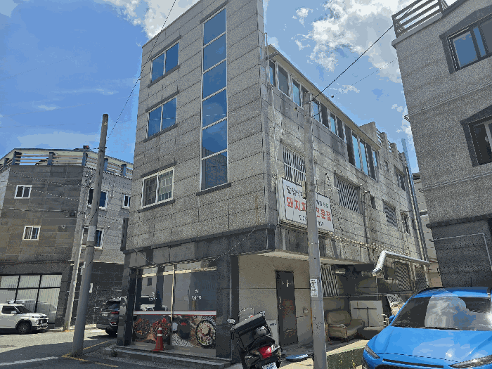 기호(1,2) 및 제시외건물(ㄱ) 전경(북서측에서 촬영)