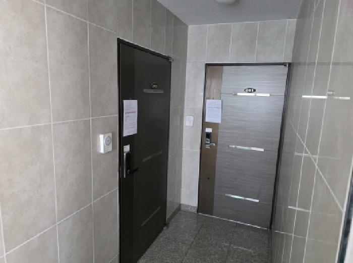 201, 202호 출입문에 안내문 부착함.