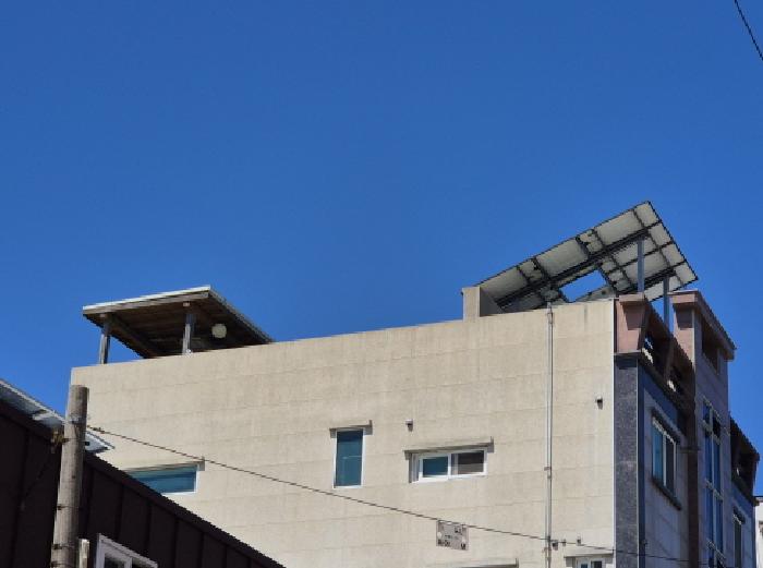 목조기둥 판넬지붕 구조물 1동, 태양광 패널 구조물 1동.