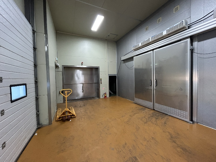 기호 5) 1층 냉동실, 화물용 리프트 전경