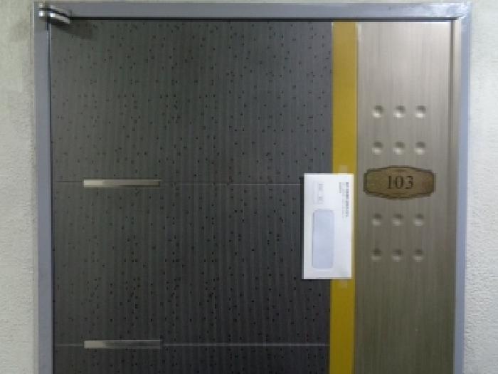 소재지 2.(신서로122번길 22) 제시 건물 1층(현장표시:103호) 안내문 부착 사진