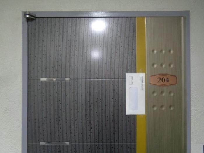 소재지 2.(신서로122번길 22) 제시 건물 2층(현장표시:204호) 안내문 부착 사진