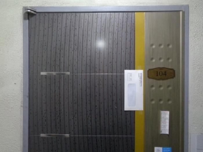 소재지 2.(신서로122번길 22) 제시 건물 1층(현장표시:104호) 안내문 부착 사진