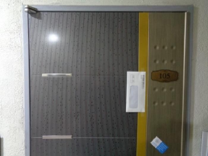 소재지 2.(신서로122번길 22)제시 건물 1층(현장표시:105호) 안내문 부착 사진