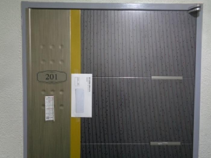 소재지 2.(신서로122번길 22) 제시 건물 2층(현장표시:201호) 안내문 부착 사진