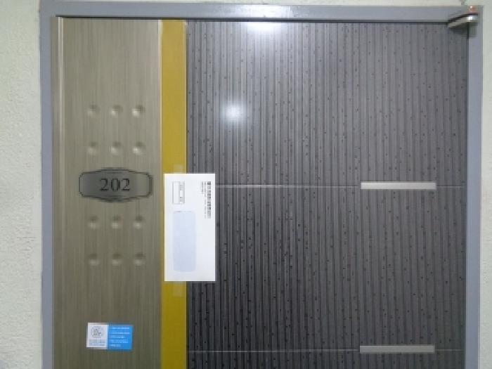 소재지 2.(신서로122번길 22) 제시 건물 2층(현장표시:202호) 안내문 부착 사진