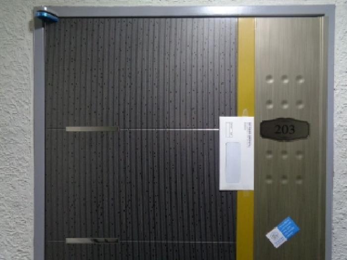 소재지 2.(신서로122번길 22) 제시 건물 2층(현장표시:203호) 안내문 부착 사진