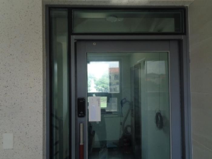 소재지 2.(애월로 161) 제시 건물 2층 출입문에 안내문 부착 사진