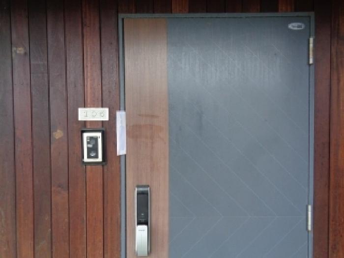 소재지 3.(옹포남2길 51-5 펜트힐협제제5동) 출입문에 안내문 부착 사진