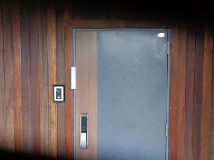 소재지 5.(옹포남2길 51-1 펜트힐협제제1동) 출입문에 안내문 부착 사진